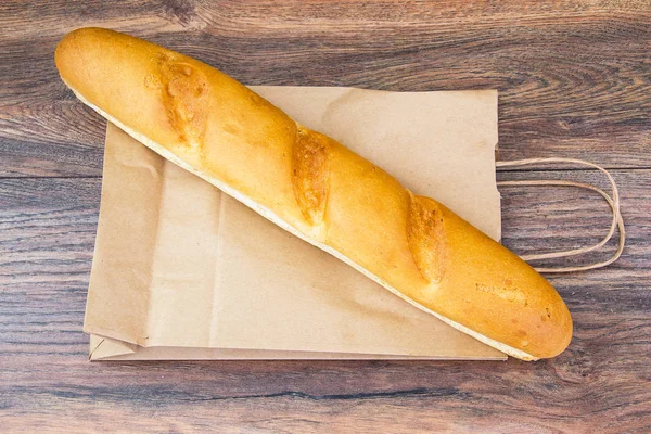 Vers warm stokbrood in papieren zak — Stockfoto