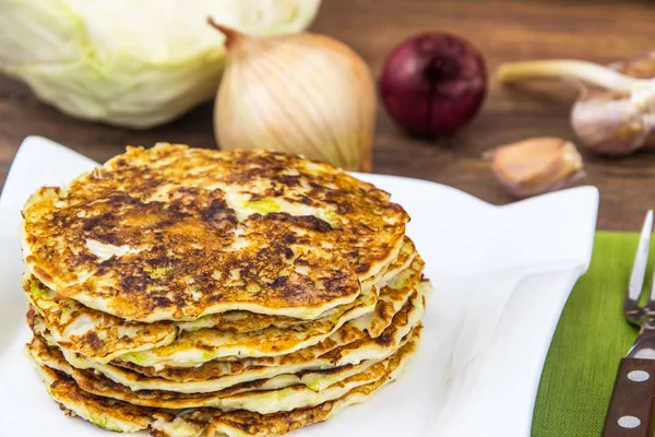 Crêpe au chou aux légumes sur fond bois — Photo