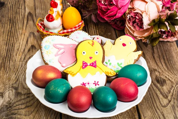 Ostereier und Kuchen mit Zuckerguss auf weißem Teller — Stockfoto