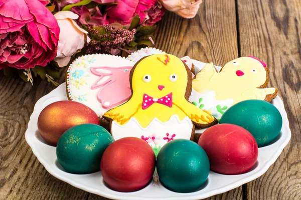 Ostereier und Kuchen mit Zuckerguss auf weißem Teller — Stockfoto