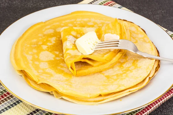 Pancake tipis dengan susu — Stok Foto