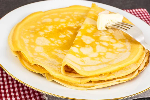Pancake tipis dengan susu — Stok Foto