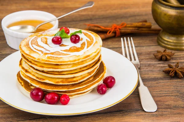 Pfannkuchen mit saurer Sahne — Stockfoto