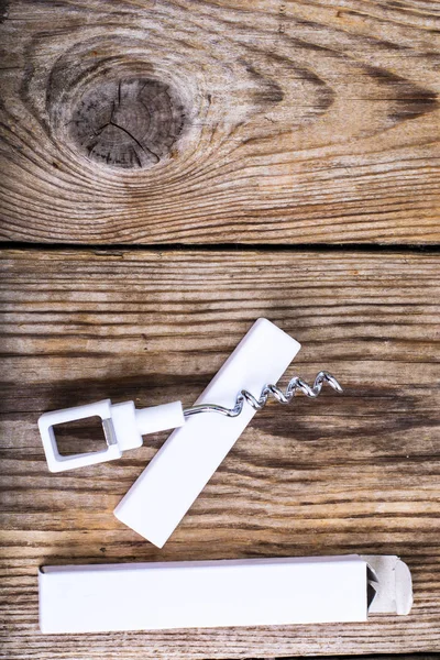 Corkscrew para garrafas com alça de plástico branco — Fotografia de Stock