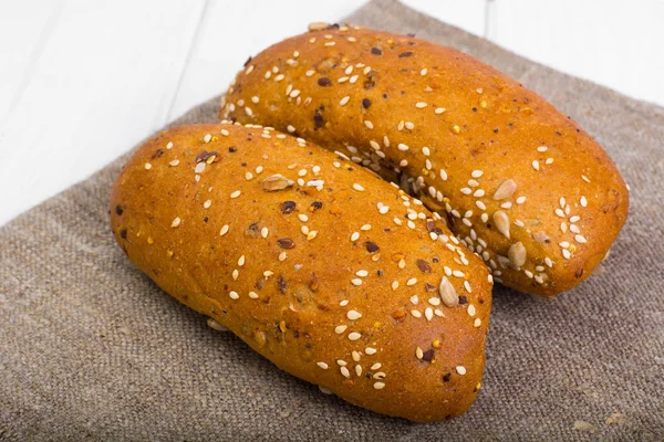 Žitný chléb s lněného semínka, chia, sezamový pšenice — Stock fotografie