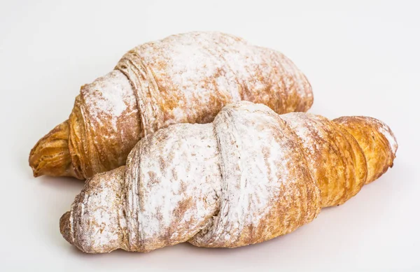 Croissants calientes frescos sobre fondo blanco —  Fotos de Stock