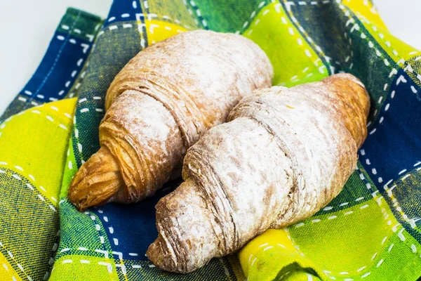 Croissants calientes frescos sobre fondo blanco —  Fotos de Stock