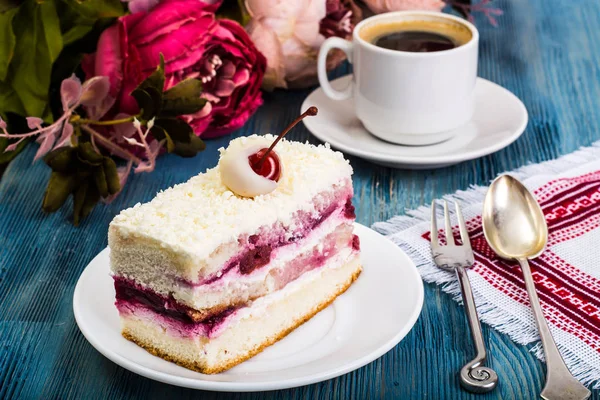 Pedazo de pastel, bizcochos, crema, cerezas, crema batida en b —  Fotos de Stock