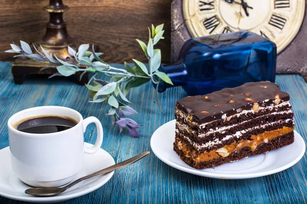 Schokoladenbiskuit mit Karamell und Nüssen auf blauem Hintergrund — Stockfoto