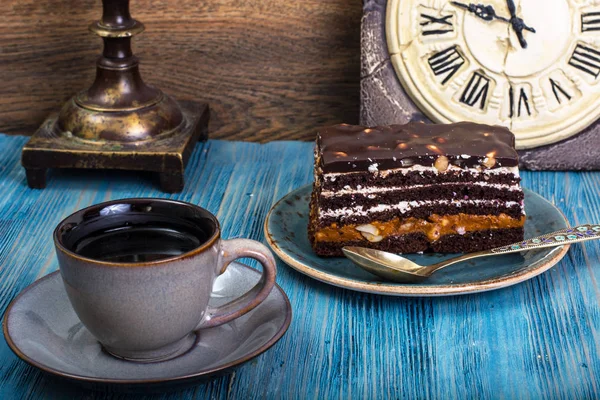 Шоколадный бисквит с карамелью и орехами на синем фоне — стоковое фото
