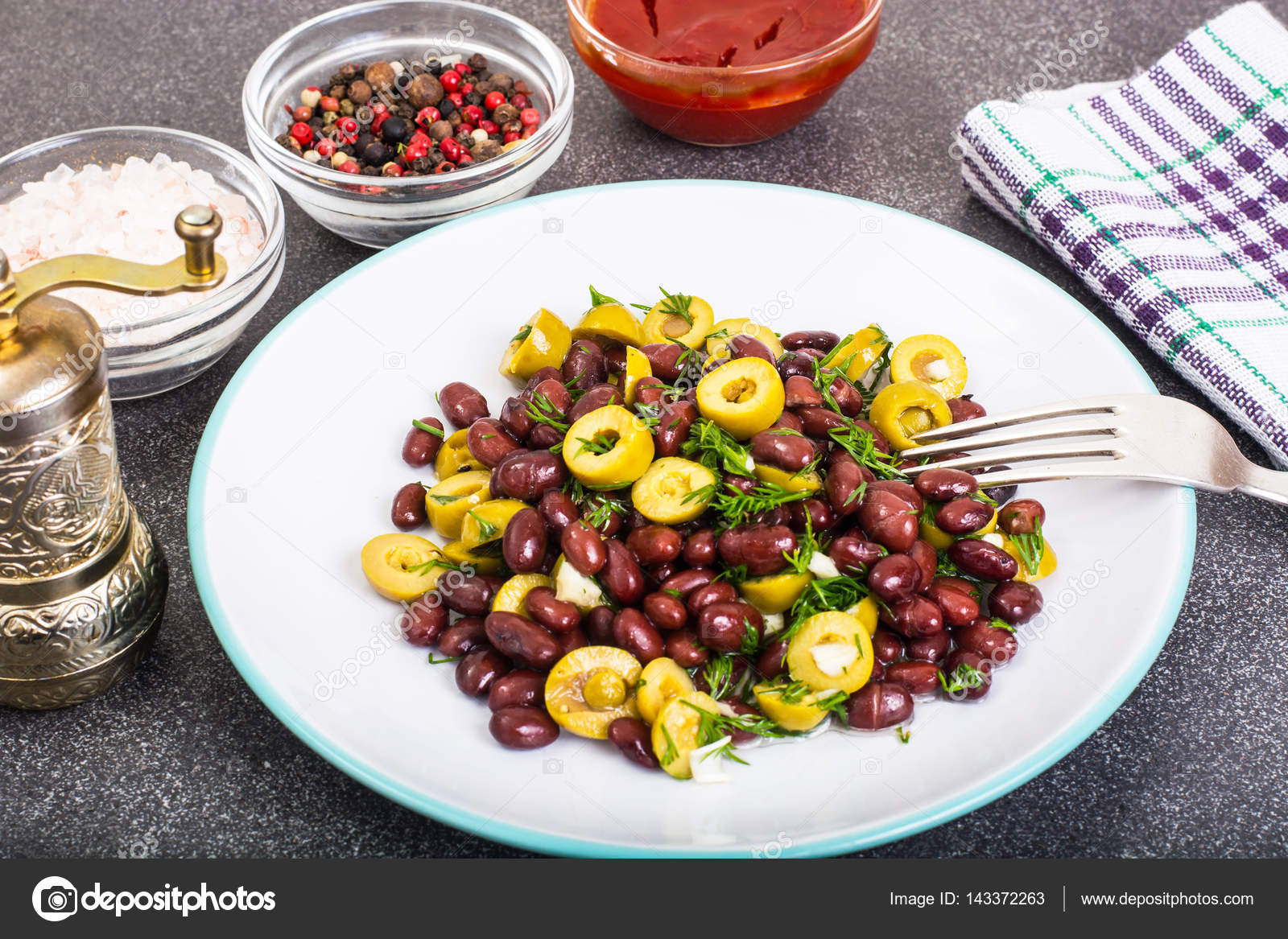 Kırmızı fasulye ile salata. Hızlı ve lezzetli Kırmızı fasulye ile salata. Hızlı ve lezzetli