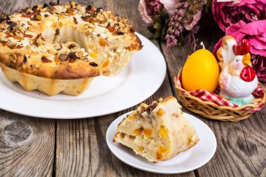 Ahşap arka plan üzerinde fındık ve kuru kayısı ile pasta