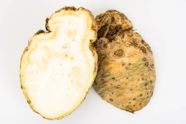 Beyaz arka plan üzerinde izole kök kereviz