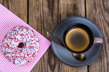 Beyaz buzlanma ve renkli şeker şeker ile bir çörek