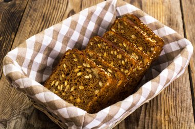 Ayçiçeği kare şekli tohumları ile taze çavdar ekmeği