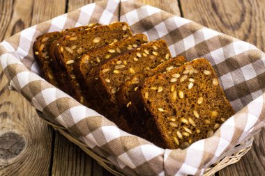 Ayçiçeği kare şekli tohumları ile taze çavdar ekmeği