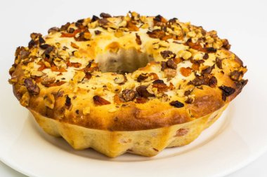 Beyaz zemin üzerine fındık ve kuru kayısı ile pasta lor