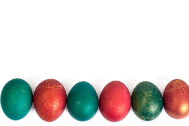 Beyaz bir arka plan üzerinde Paskalya öznitelikleri