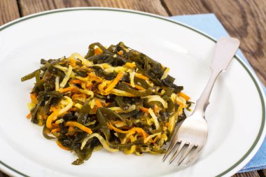 Deniz yosunu ile kereviz salatası