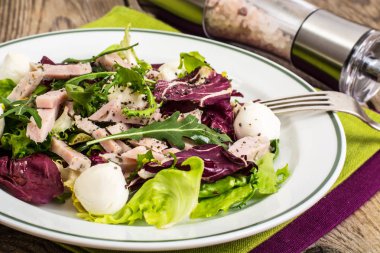 Sosis, mozzarella, chia tohum salata karışımı