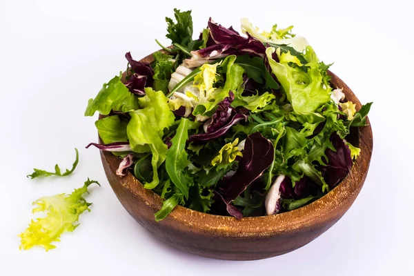 Суміш свіжого салату на білому тлі — стокове фото