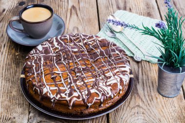 Beyaz ve koyu çikolata krema ile sünger kek