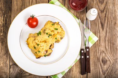 Beyaz zemin üzerine Köri soslu tavuk