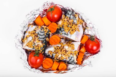 Folyo pişirme için hardal soslu uskumru