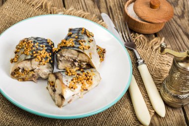 Hardal tohumu ile fırında uskumru