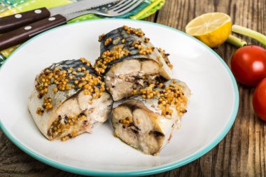 Hardal tohumu ile fırında uskumru