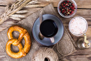 Ahşap zemin üzerine tuz ve siyah kahveyle simit