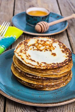 Eski bir arka plan üzerinde vintage kapta bal ile sıcak krep