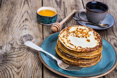 Eski bir arka plan üzerinde vintage kapta bal ile sıcak krep