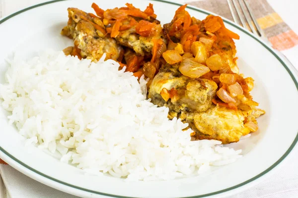 Pescado griego al horno con zanahoria, cebolla y arroz — Foto de Stock