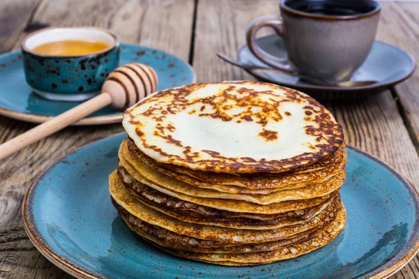 Heiße Pfannkuchen mit Honig in Vintage-Schüssel auf dem Hintergrund eines alten — Stockfoto