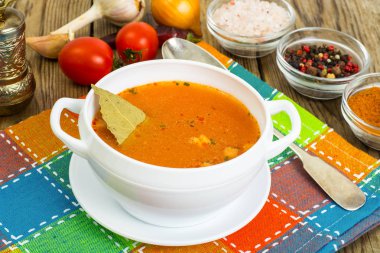 Ahşap arka plan üzerinde beyaz kase çorba.