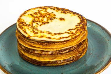 Beyaz arka plan üzerinde ince kokulu krep