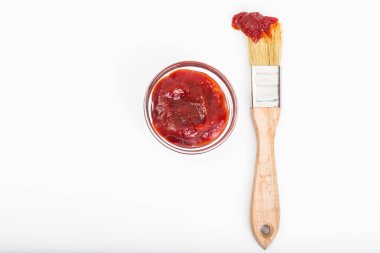 Beyaz arka plan üzerinde soyut fırça ketçap