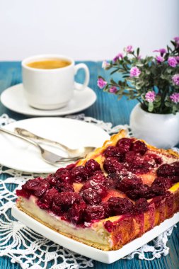 Lor tart kiraz ile