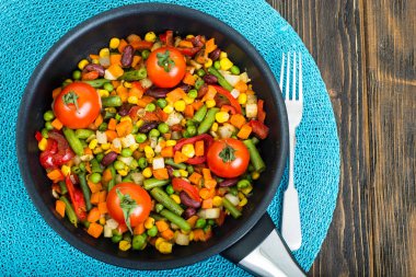 Buharda pişmiş sebzeler tavada domates ile