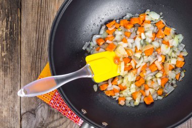 Kızarmış soğan ve havuç Pan. En baştan görüntülemek