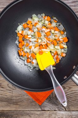 Kızarmış soğan ve havuç Pan. En baştan görüntülemek
