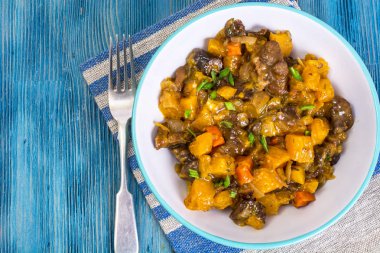 Mavi arka plan tabakta sebze sos