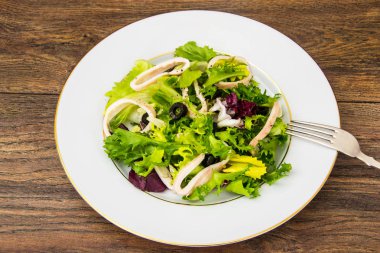 salata ile kalamar halkaları