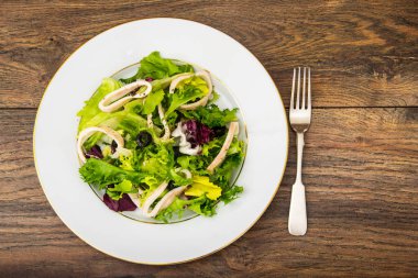 salata ile kalamar halkaları
