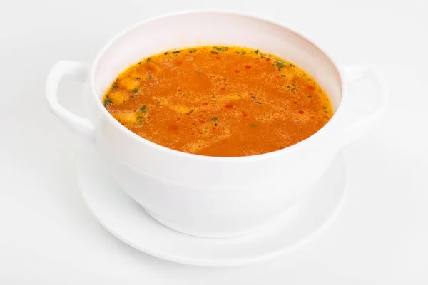 Pittige soep met tomaten en curry op een witte achtergrond — Stockfoto