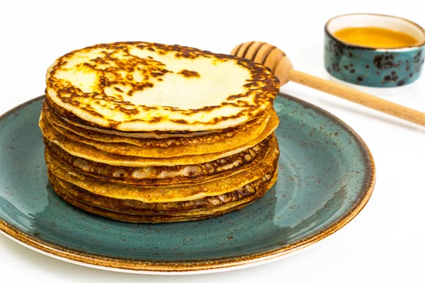 Crêpes parfumées minces sur fond blanc — Photo