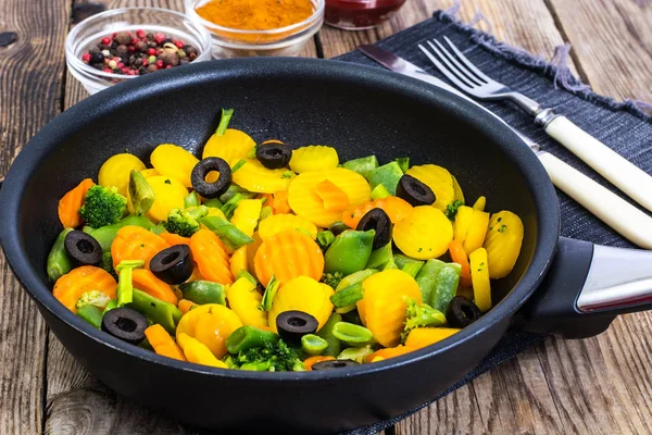 Mezcla de verduras cocidas con aceitunas — Foto de Stock