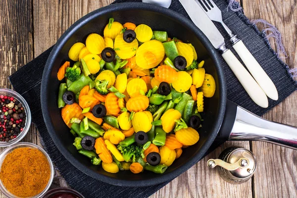 Mezcla de verduras cocidas con aceitunas — Foto de Stock