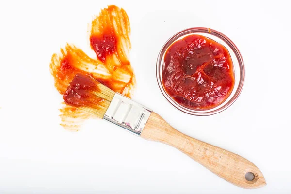 Ketchup pennello astratto su sfondo bianco — Foto Stock